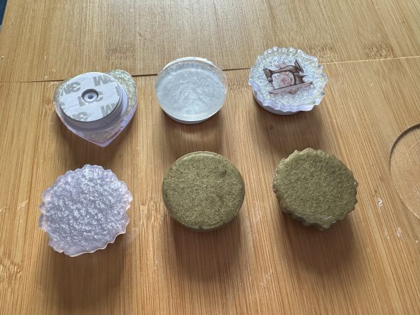 Resin Finger Expanding Mobile Phone Holder - Image 3